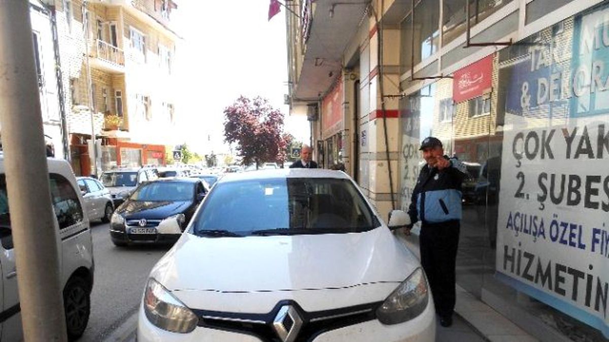 İzmit\'te Kaldırımdaki Araçlara 5 Bin 300 TL\'lik Ceza