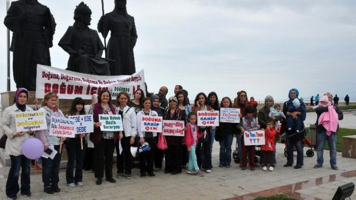 Kadınlar ve Doktorlar, "Doğum İçin El Ele " Yürüyüşü Düzenledi