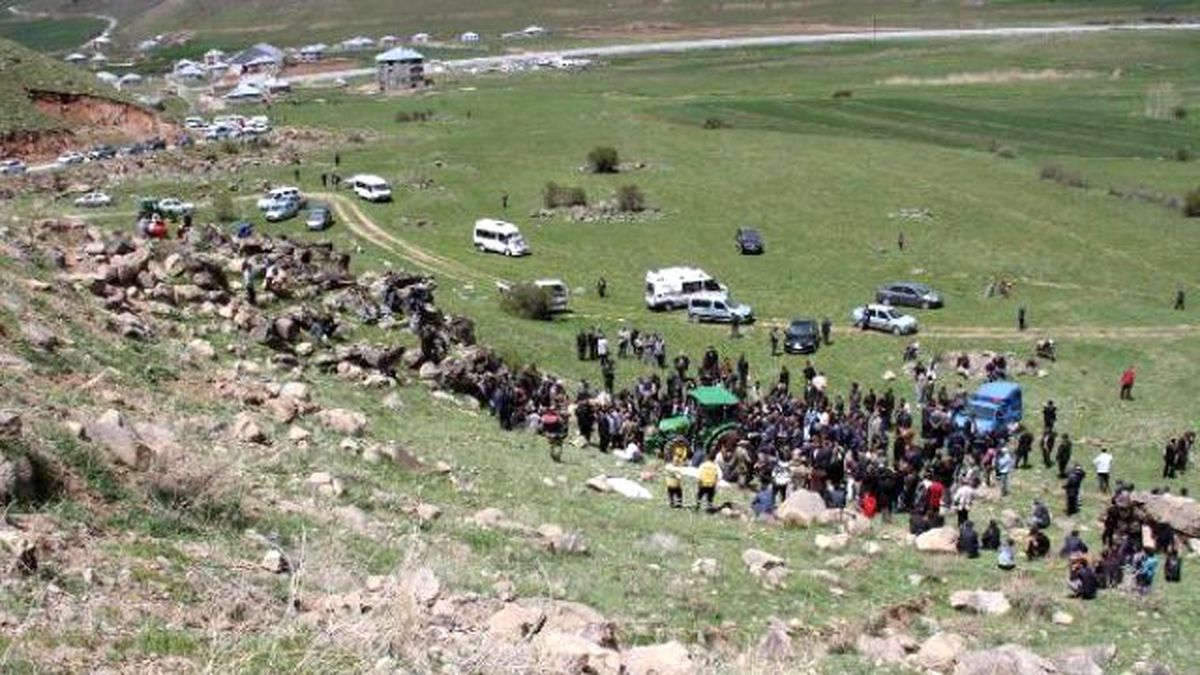 Muradiye\'de Traktör Şarampole Devrildi: 2 Ölü, 1 Yaralı