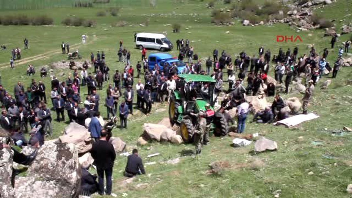 Muradiye\'de Traktör Şarampole Devrildi 2 Ölü, 1 Yaralı