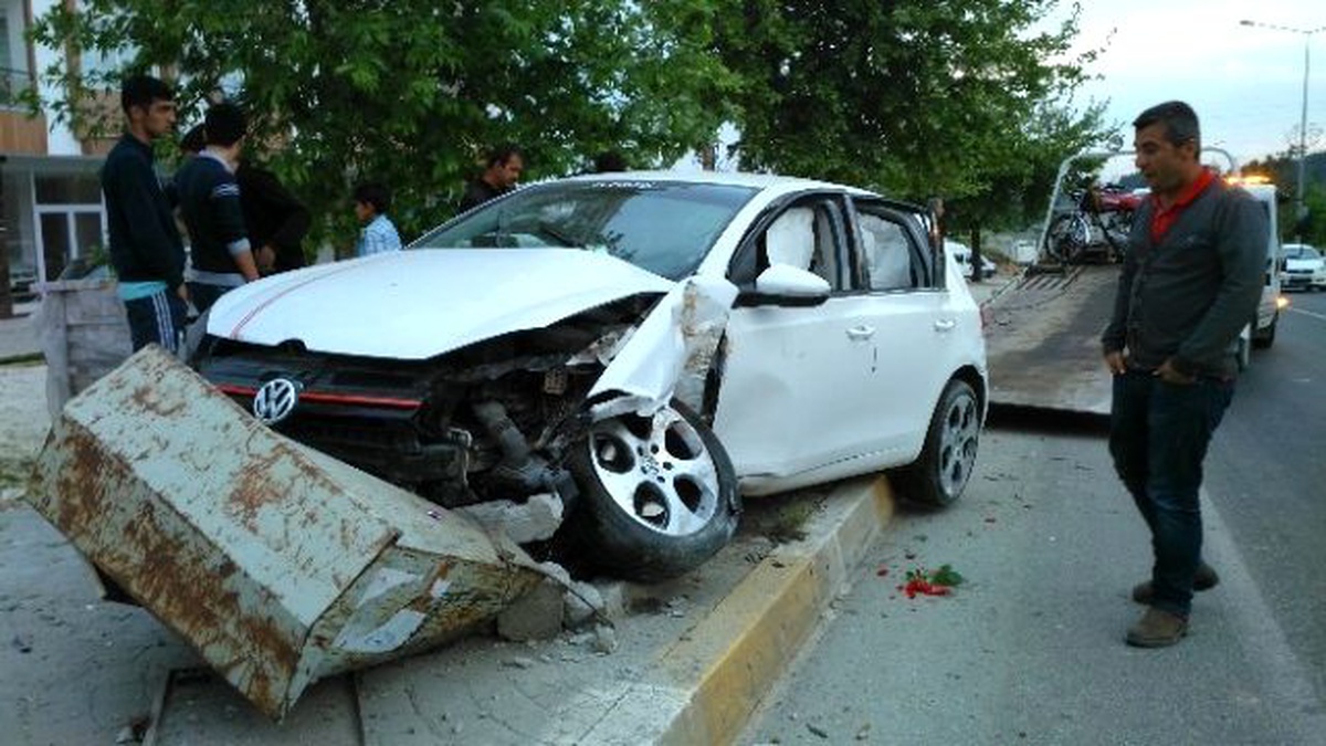 Otomobil Kaldırıma Çıktı: 1 Yaralı