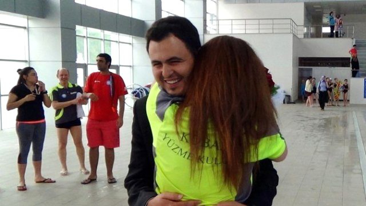 İş Güvenliği Uzmanından Yüzme Antrenörü Kız Arkadaşına Sürpriz Evlenme Teklifi