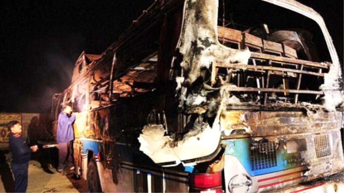 Pakistan\'da Düğün Alayını Taşıyan Otobüs Yandı: 11 Ölü