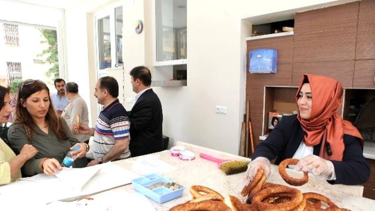 Sena Nur Çelik, Esnaf Ziyaretinde Simit Yapıp Dağıttı