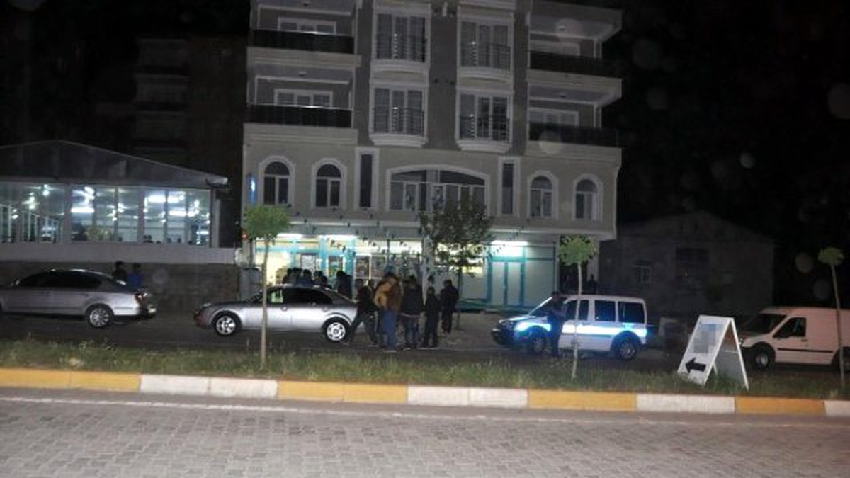 Silahı Tutukluk Yapınca Kaçan Soyguncu Polise Teslim Oldu