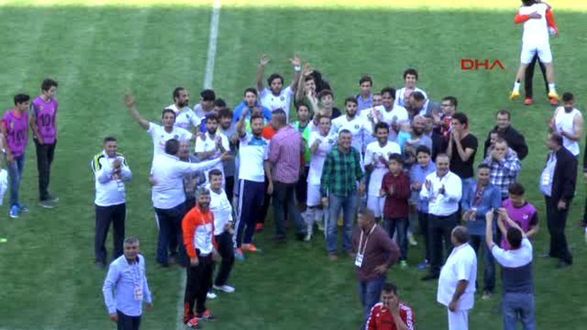 Tarsus İdmanyurdu Futbolcusu Gökhan Çırak Sahada Evlenme Teklifi Etti