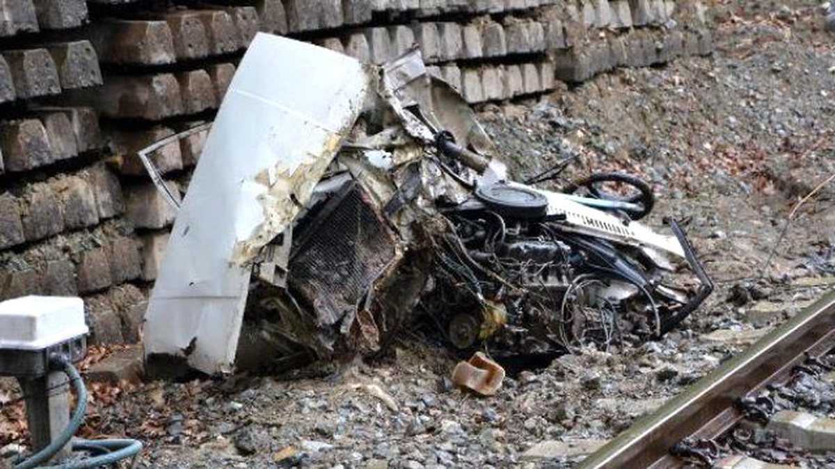 Tren, Hemzemin Geçitte Otomobile Çarptı: 1 Ölü, 1 Yaralı