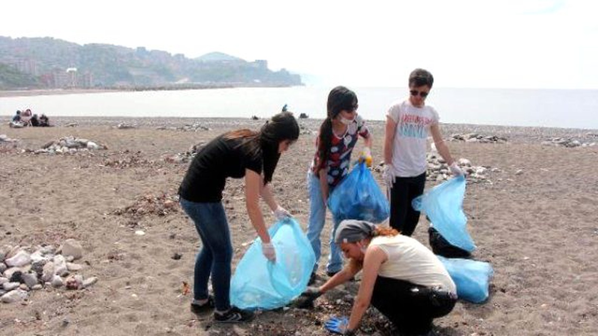 Üniversite Öğrencileri Sahili Çöpten Temizledi