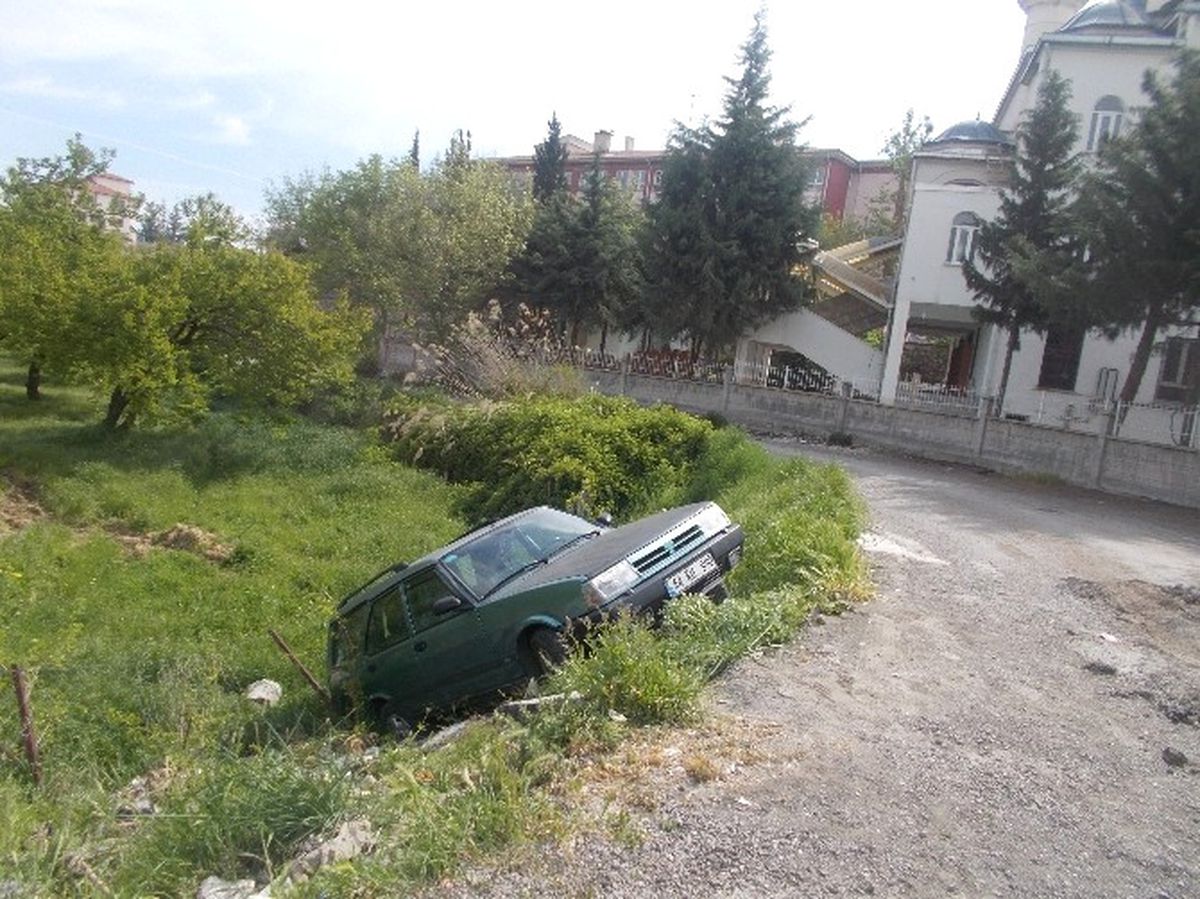 Virajı Alamayan Otomobil Şarampole Uçtu
