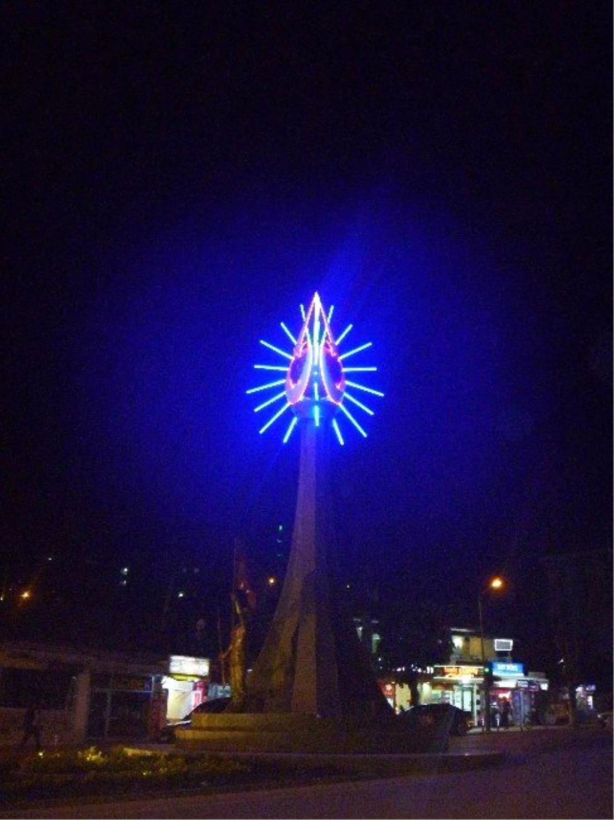 16 Türk Devletini Simgeleyen Anıt Işıklandırıldı