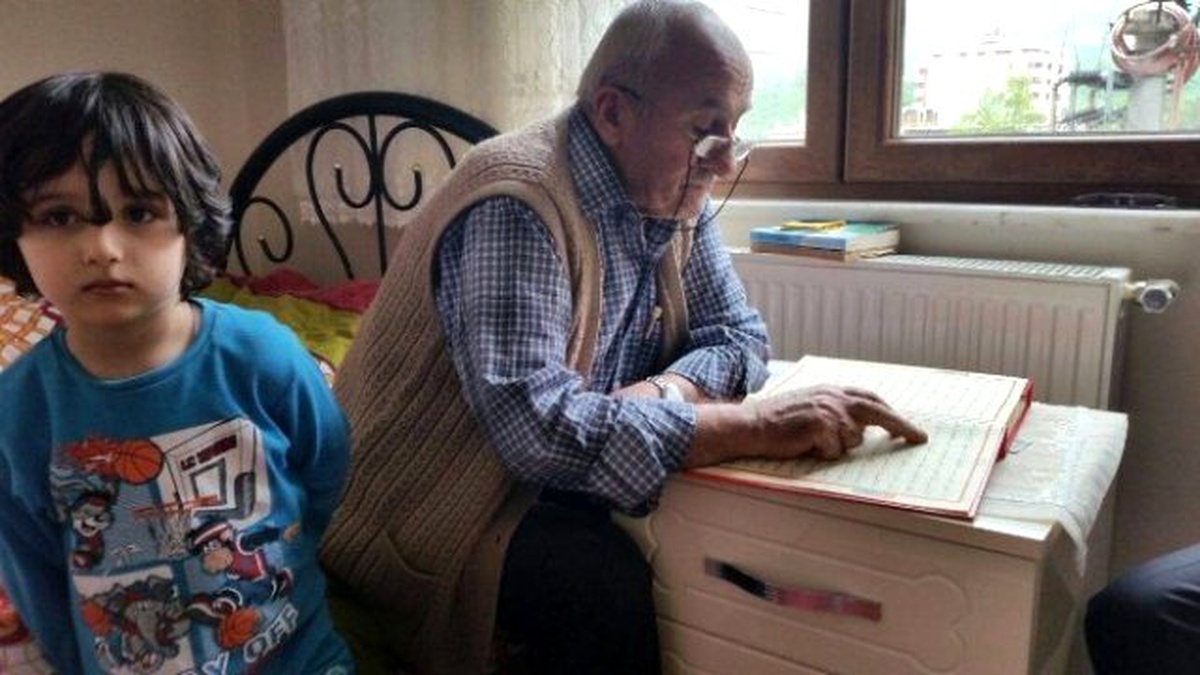 70 Yaşındaki Dede Kur\'an Okumayı Öğrendi