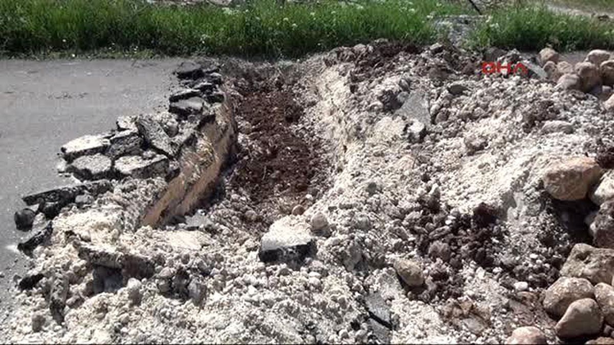 Adıyaman\'da Arazisinden Geçtiğini İddia Ettiği Yolu Ulaşıma Kapattı