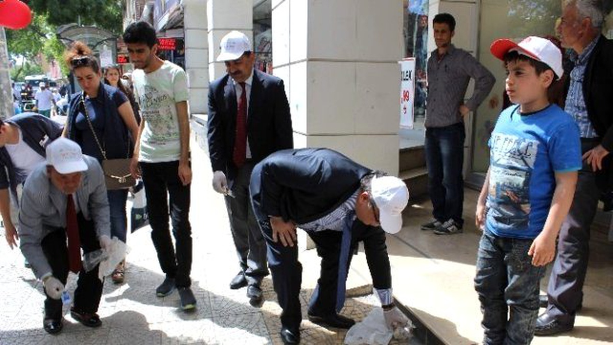 Adıyaman\'da Yetkililer ve Öğrenciler Çöp Topladı