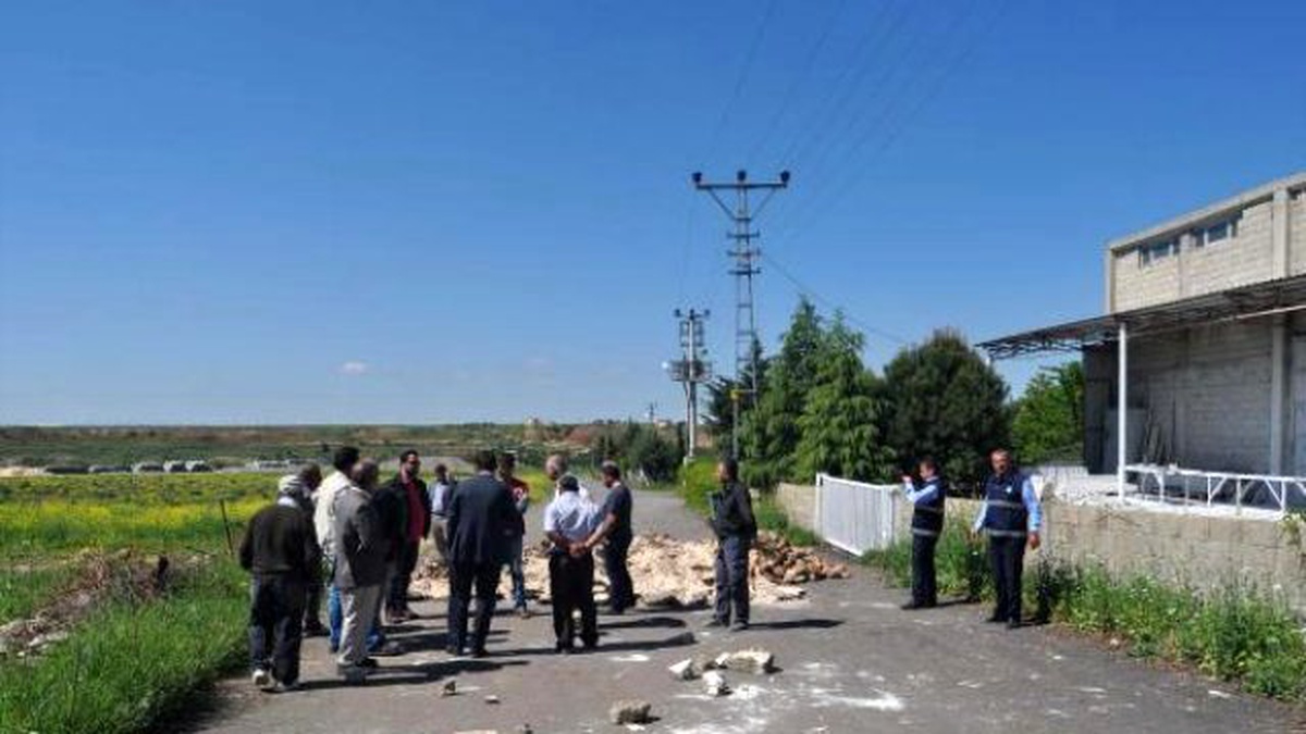 Adıyaman\'da Arazisinden Geçtiğini İddia Ettiği Yolu, Ulaşıma Kapattı