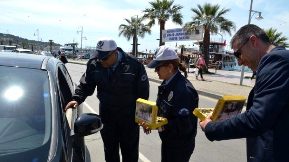 Ayvalık\'ta Trafik Polisleriyle Şoförler Odasından Sürücülere Çikolatalı Uyarı