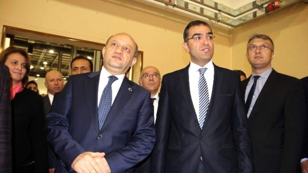 Bakan Işık Bilim Merkezi\'ni Gezdi