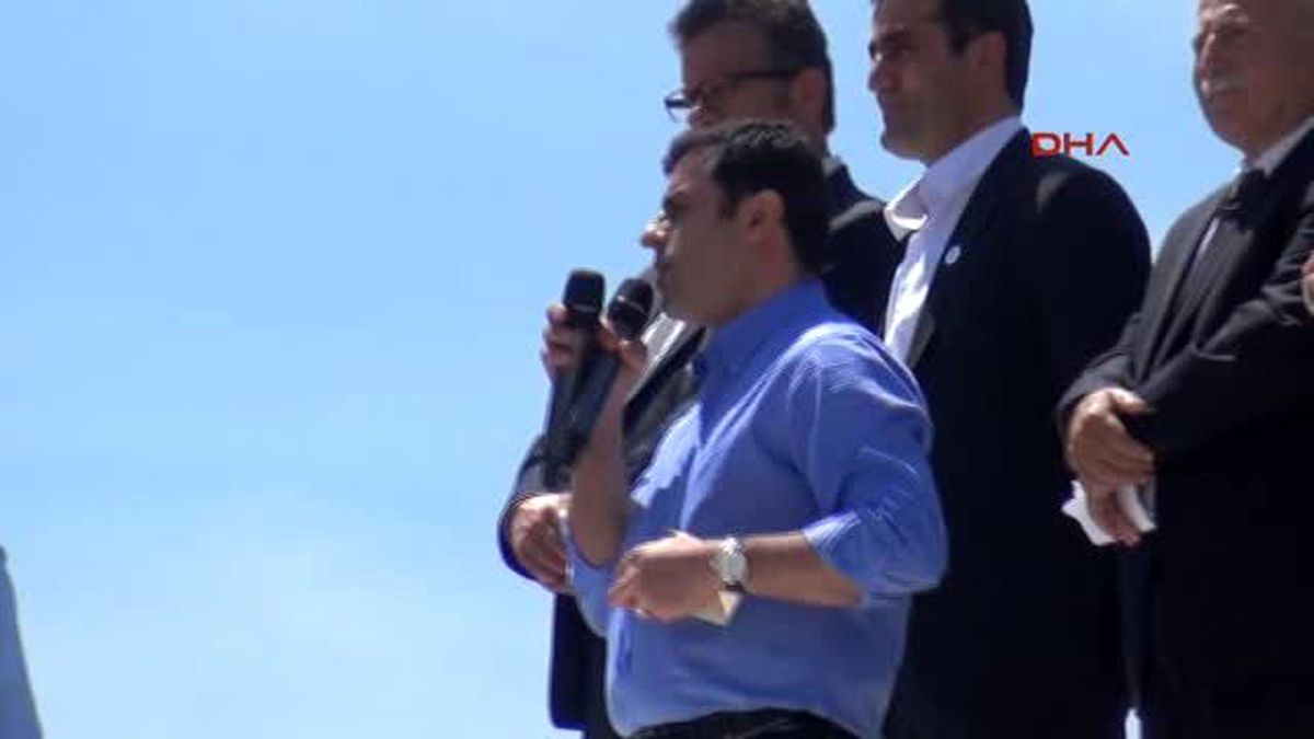 Balıkesir - Demirtaş\'tan Protesto Eden Kadına: Hanımefendiye Nazik Davranılsın Provokasyona Gerek...