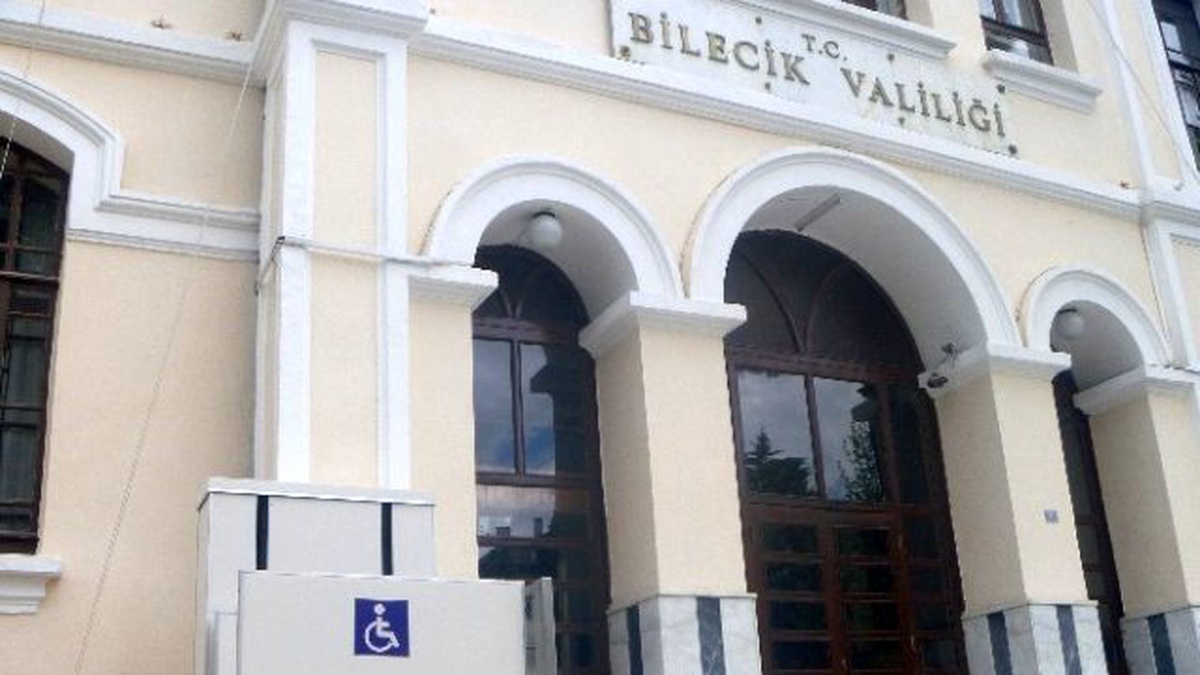 Bilecik\'te Valilik Binasının Girişine Yapılan Engelli Asansörü Hizmete Girdi