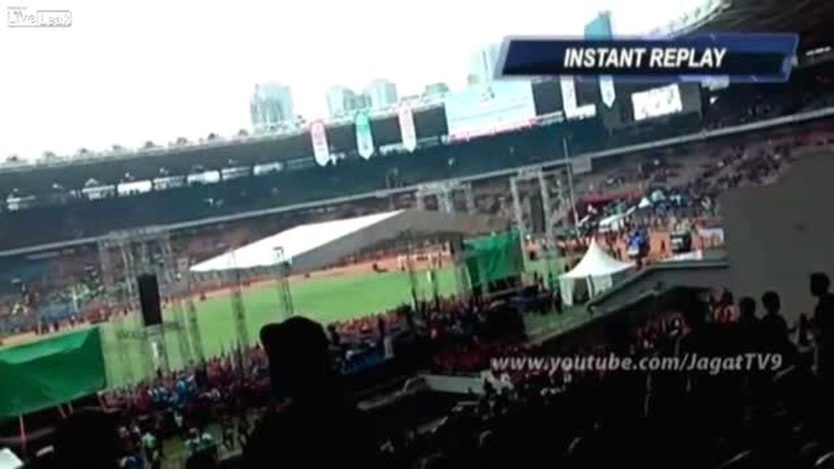 Binlerce Kişinin Gözü Önünde Statta Kendini Ateşe Verip 30 Metreden Yere Atladı