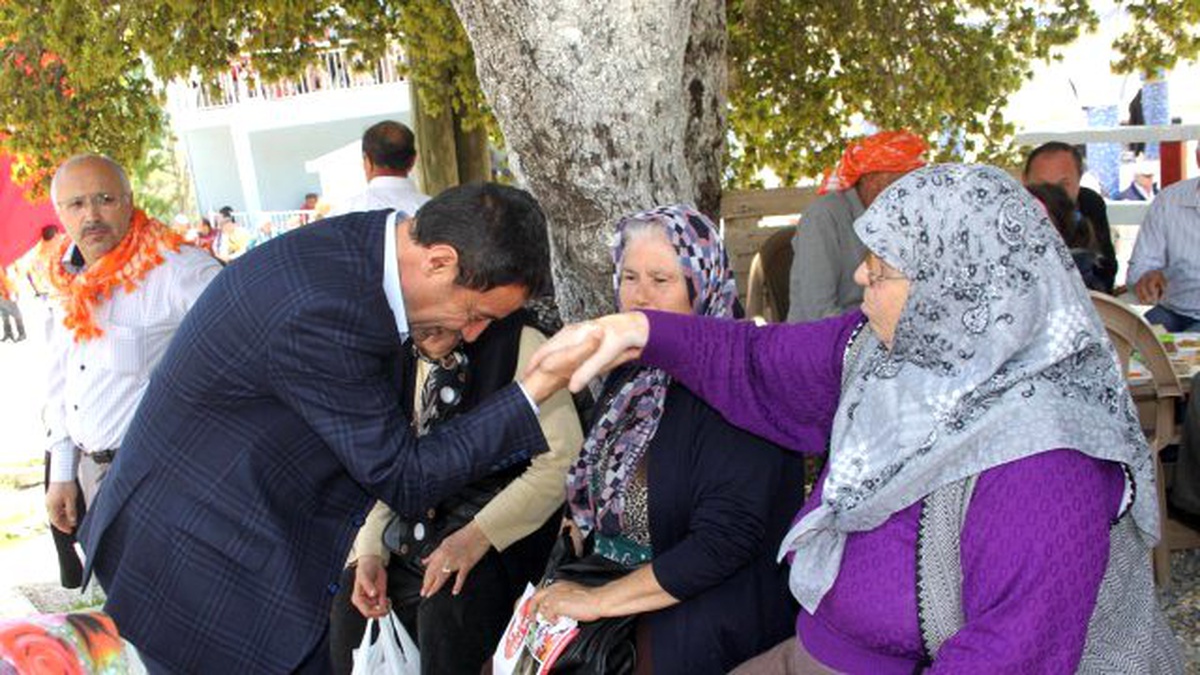 Bornovalı Yörükler Mhp\'li Koç\'u Bağrına Bastı