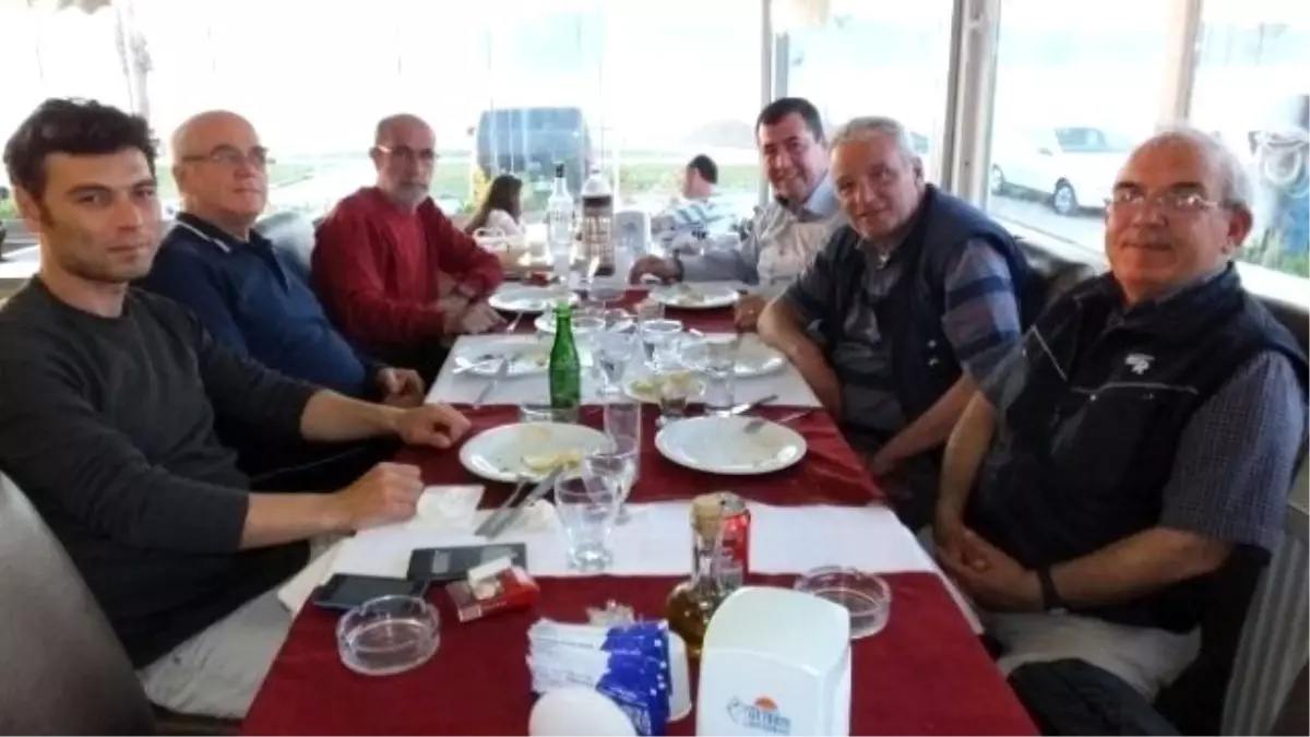 Burhaniye\'de Gazeteciler Yemekte Bir Araya Geldi