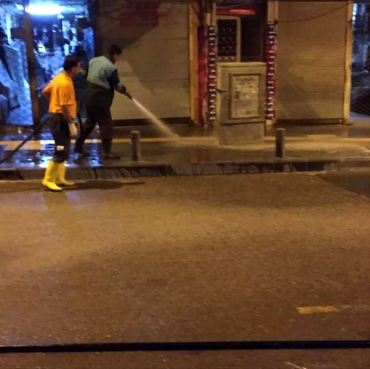 Caddelere Gece Duşu