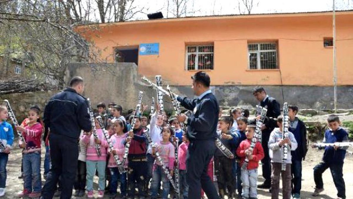 Çatak'ta Polisten Köy Çocuklarına Uçurtma