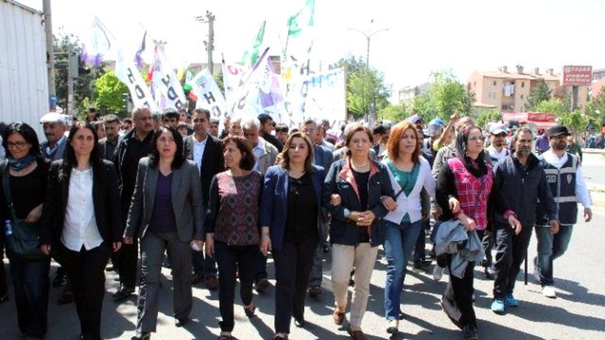 Diyarbakır\'da Polis Eylemcilerle Birlikte Yürüdü