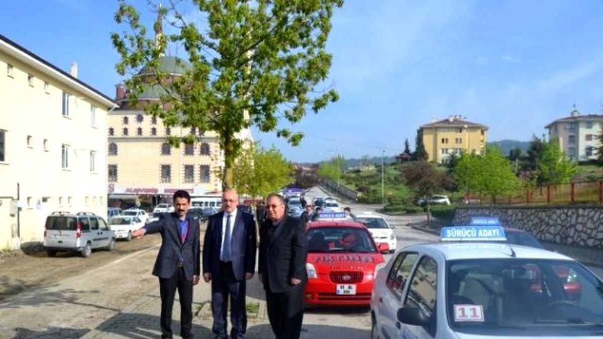 Düzce\'de Motorlu Taşıtlar Sürücü Sınavı Yapıldı