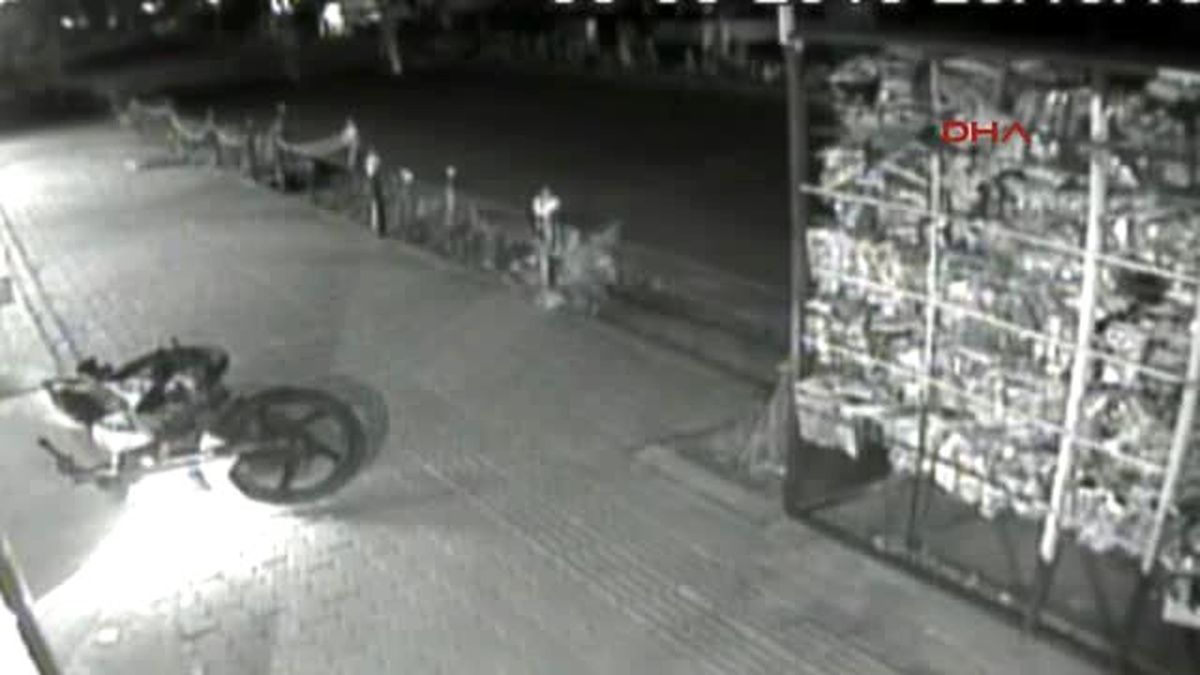 Edirne Kafeye Ateş Eden Kıskanç Genç İki Polisi Silahla Yaraladı
