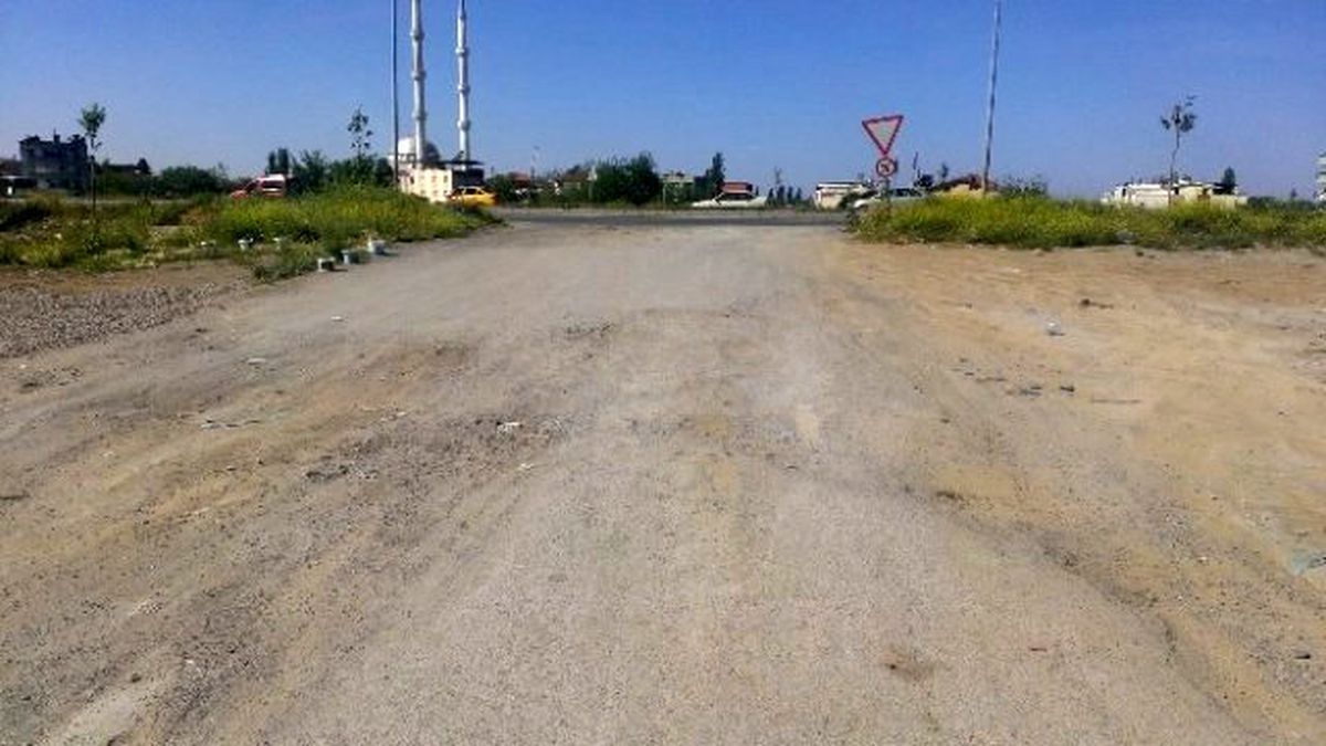 Edremit\'te Bozuk Yollar Sürücülere Çile Çektiriyor