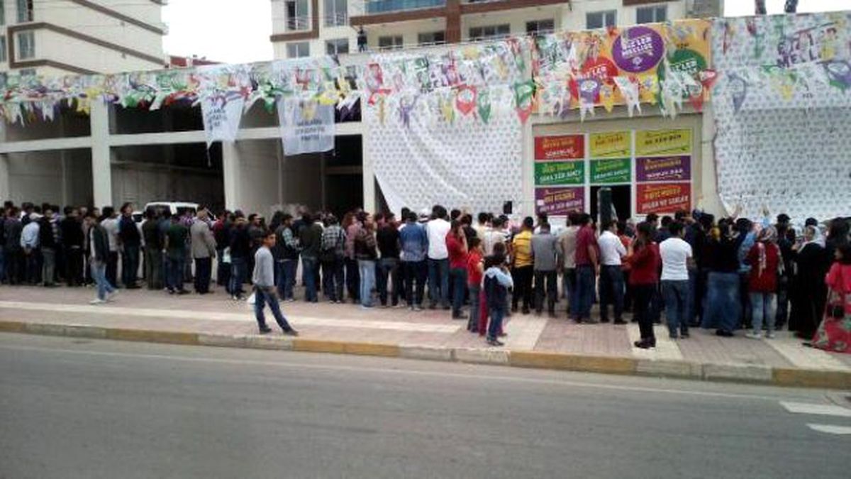 HDP\'liler, Cumhurbaşkanı Erdoğan Yoldan Geçerken Sırtını Döndü