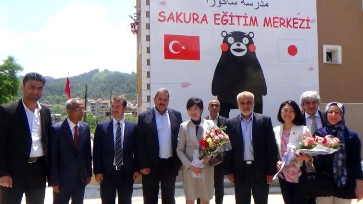 Eski Japon Bakan Suriyeli Çocuklarla Buluştu