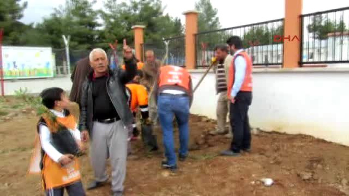 Gaziantep Öğrenciler Okul Bahçesine Fidan Dikti