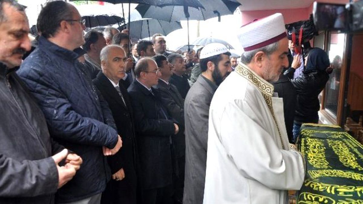 İçişleri Bakanı Öztürk, Halasını Toprağa Verdi