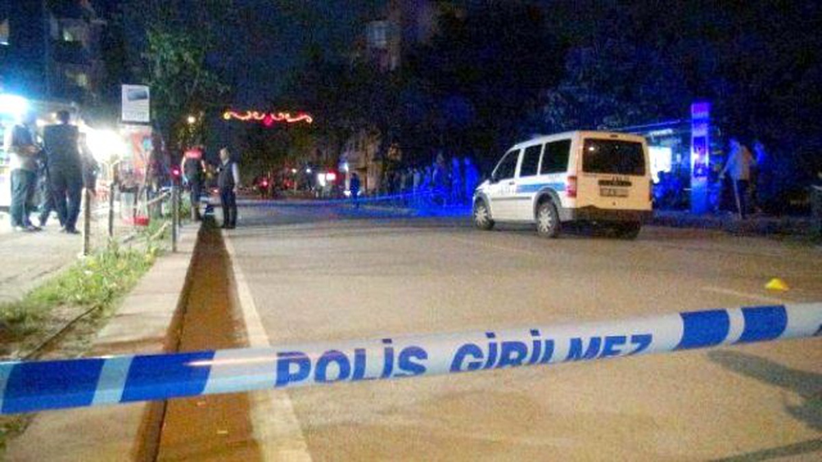 Kafeye Ateş Eden Kıskanç Genç İki Polisi Silahla Yaraladı