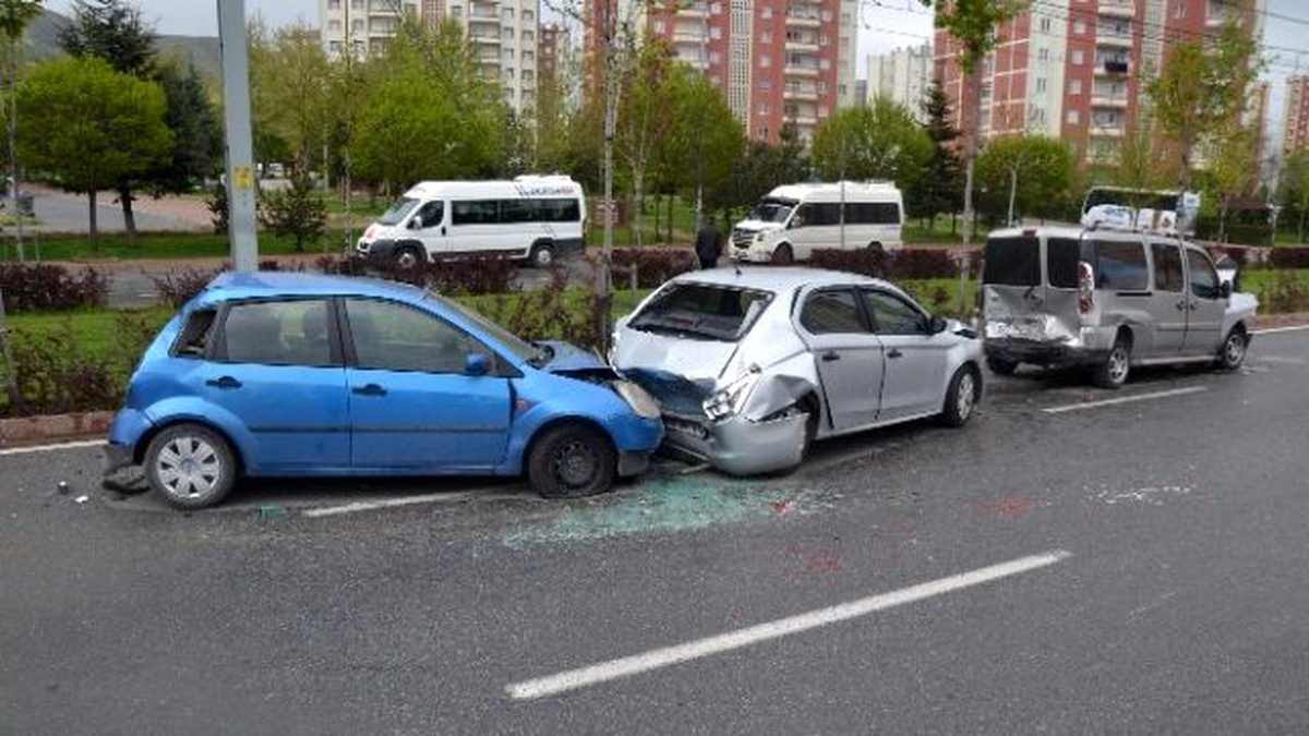 Kayseri\'de Zincirleme Trafik Kazası: 7 Yaralı