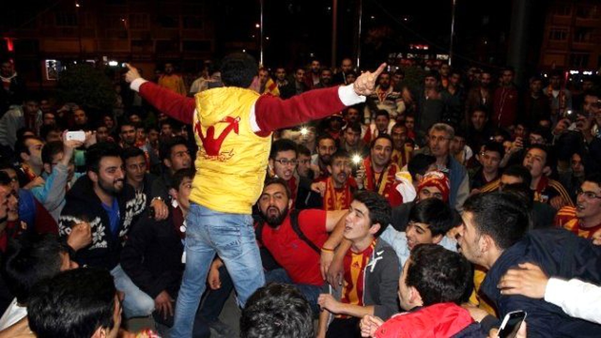 Kayserispor Taraftarları Süper Lige Çıkışı Oyuncularla Kutladı