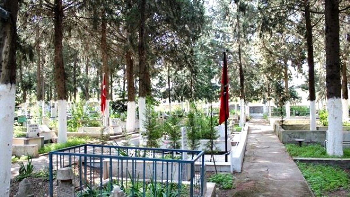 Kuşadası\'nda Mezarlıkta Yol Tartışması Büyüyor