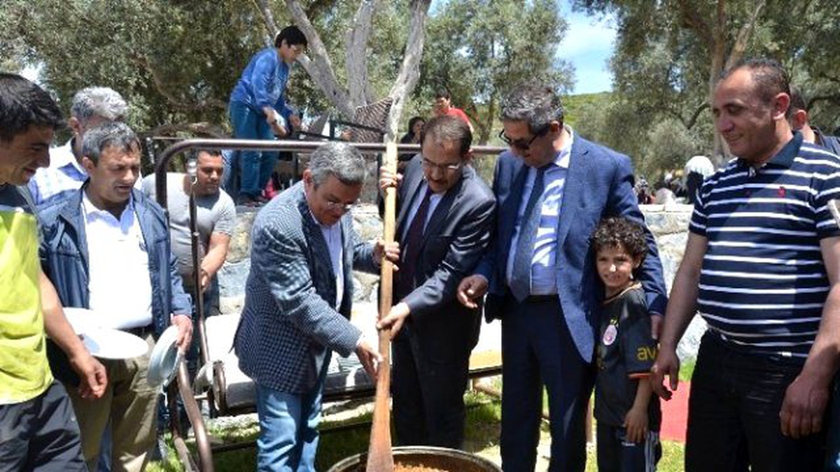 Kuşadası\'ndaki Hadimliler Pilav Gününde Buluştu