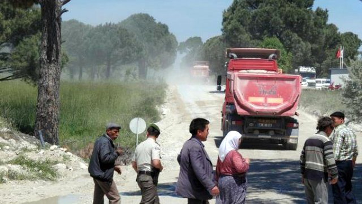 Maden Kamyonlarından Bıkan Köylüler Yol Kesti