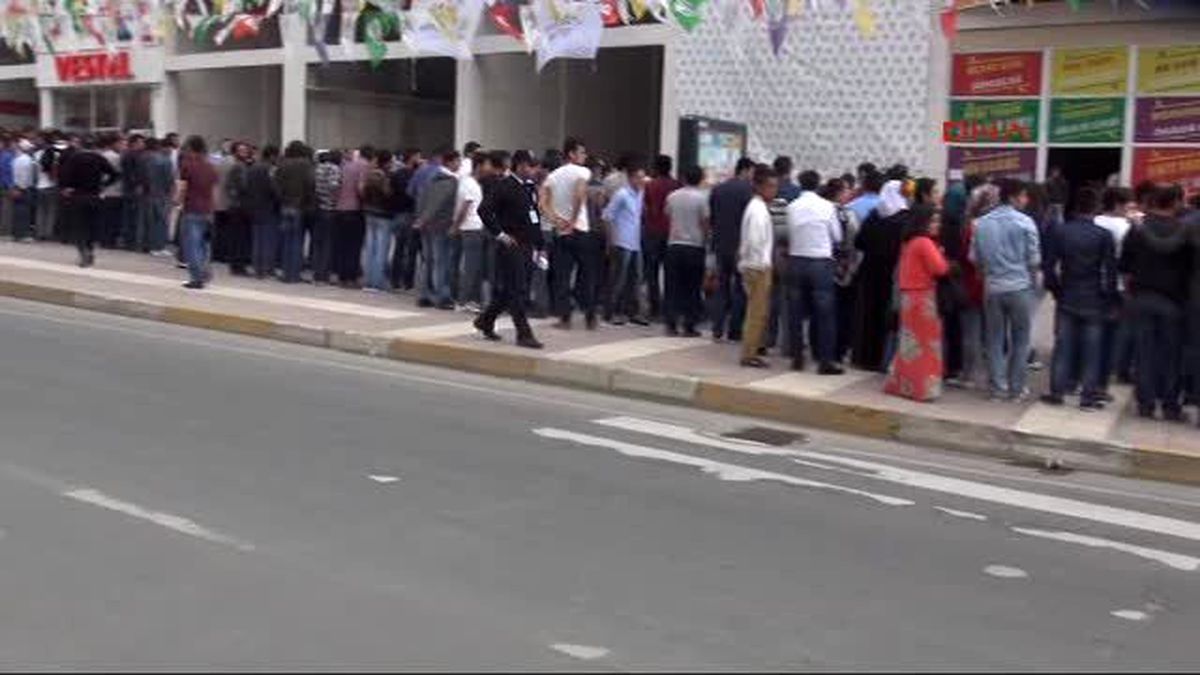 Mardin\'de HDP\'liler Erdoğan\'ın Geçişi Sırasında Sırtlarını Döndü