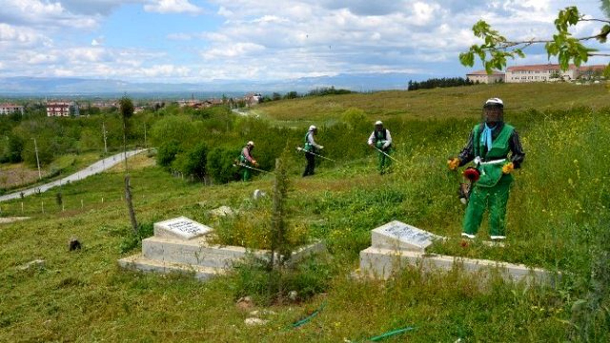 Mezarlıkların ve Parkların Bakımı Yapılıyor
