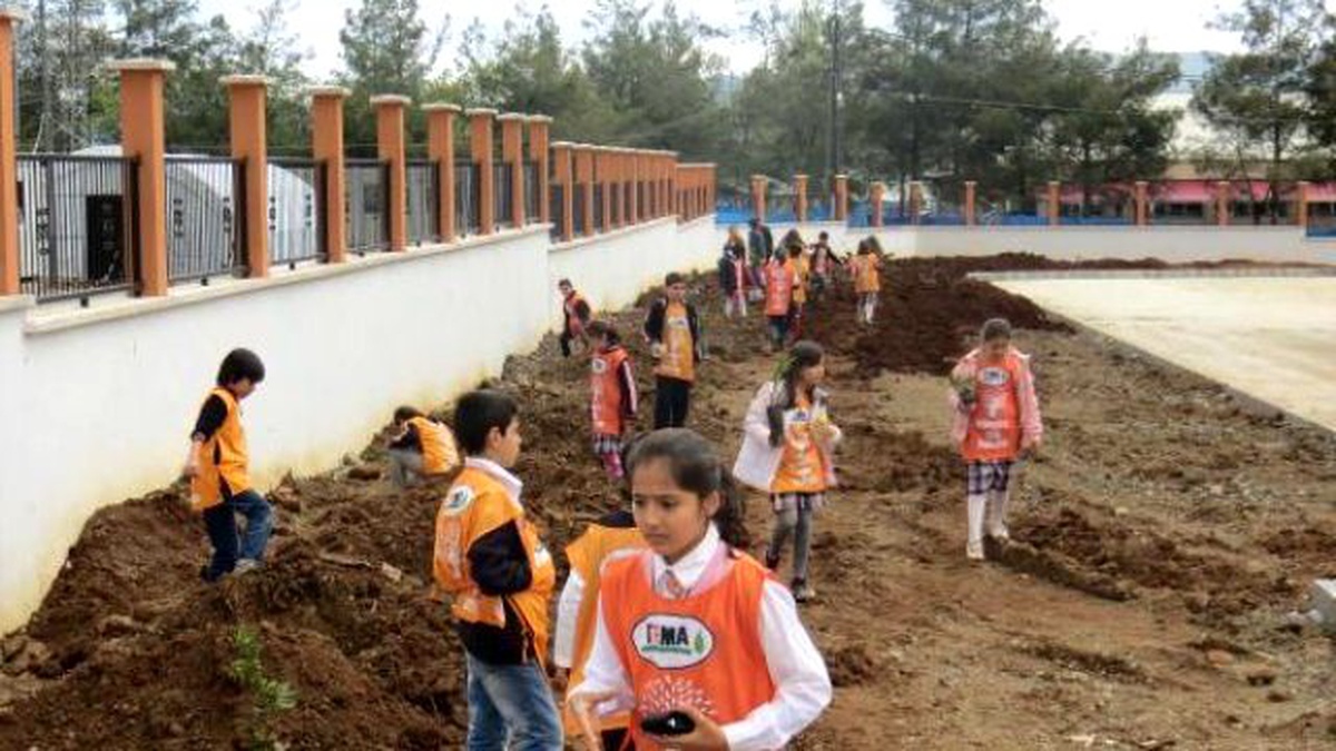 Öğrenciler Okul Bahçesine Fidan Dikti