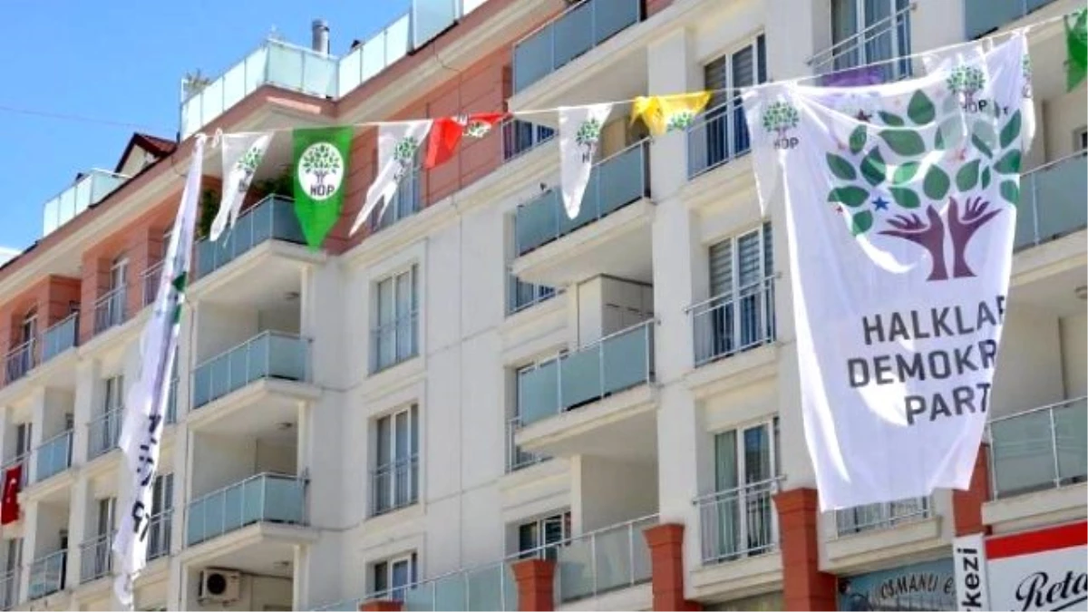 Osmaniye\'de Hdp\'nin Seçim Bayraklarına Saldırı