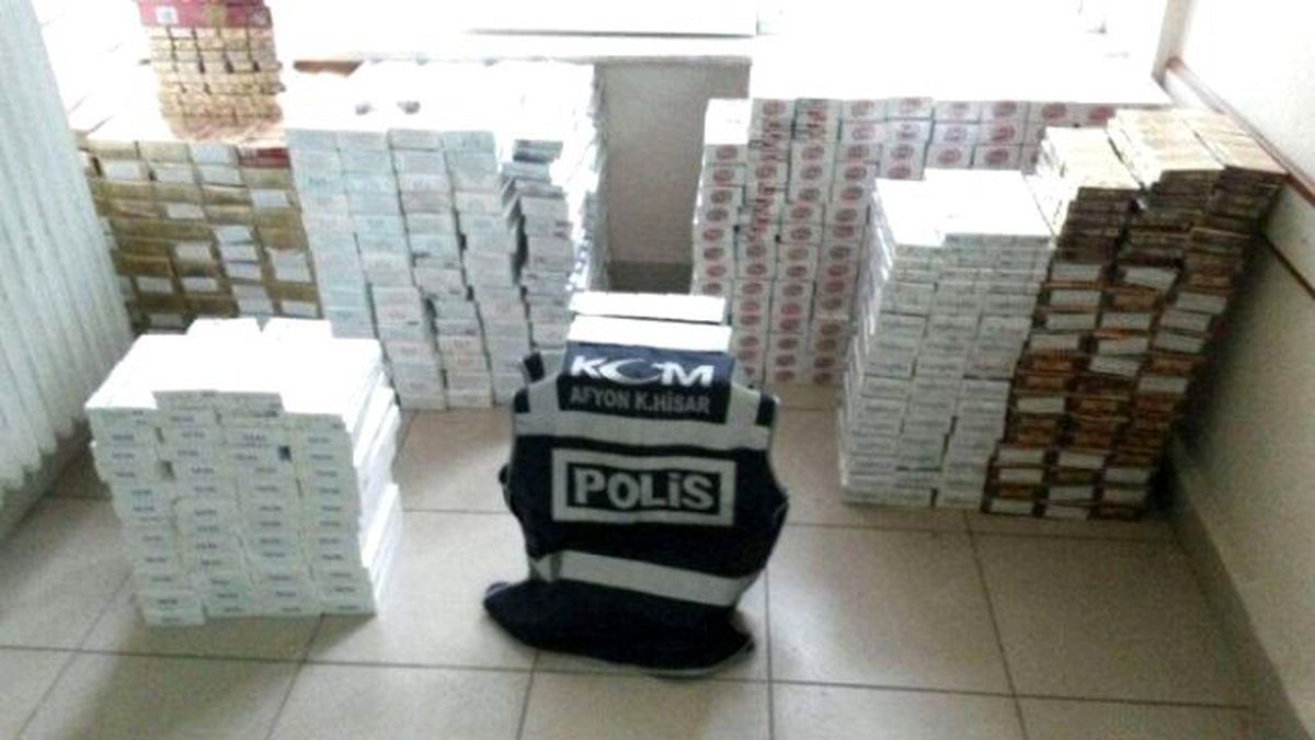 Polis Durdurduğu Otomobilde 6 Bin 180 Paket Kaçağı Sigara Ele Geçirdi