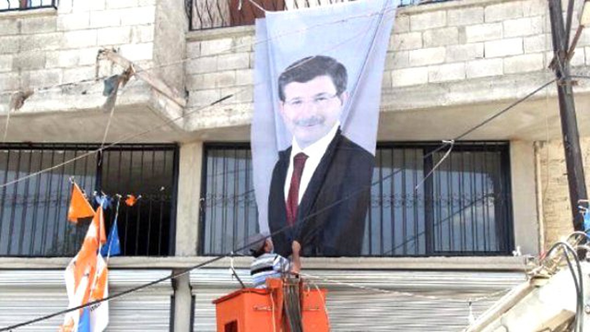 Şanlıurfa\'da Gelişigüzel Asılan Siyasi Parti Reklamları Kaldırıldı