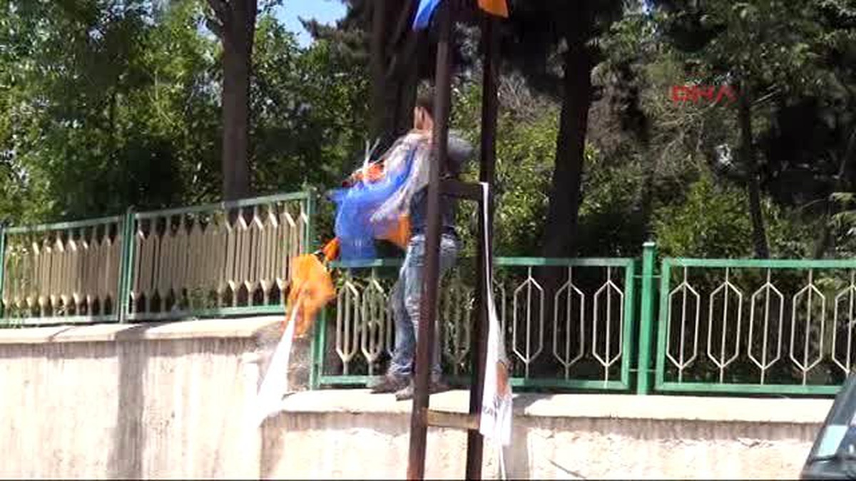 Şanlıurfa?da Gelişigüzel Asılan Siyasi Parti Reklamları Kaldırıldı