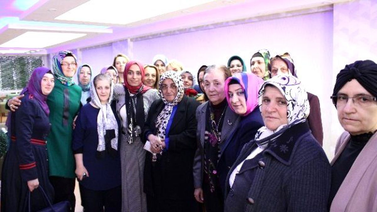 Taşkesenlioğlu Pazar Esnafına Karanfil Dağıttı
