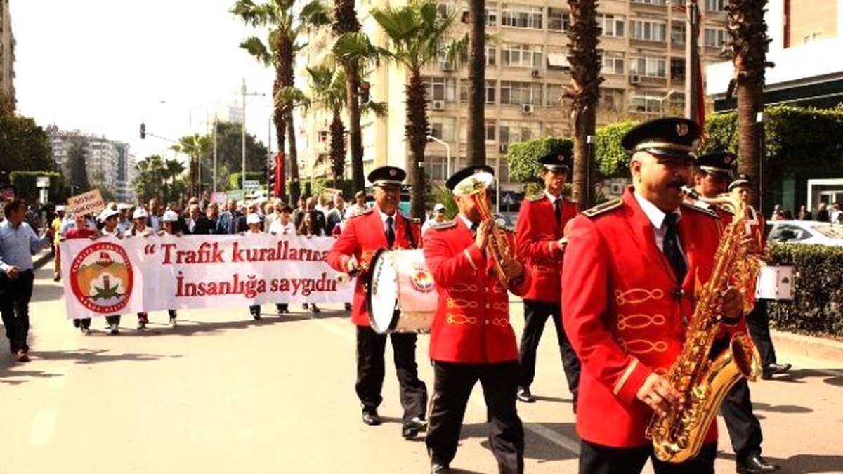 Trafik Kurallarına Dikkat Çekmek İçin Yürüdüler